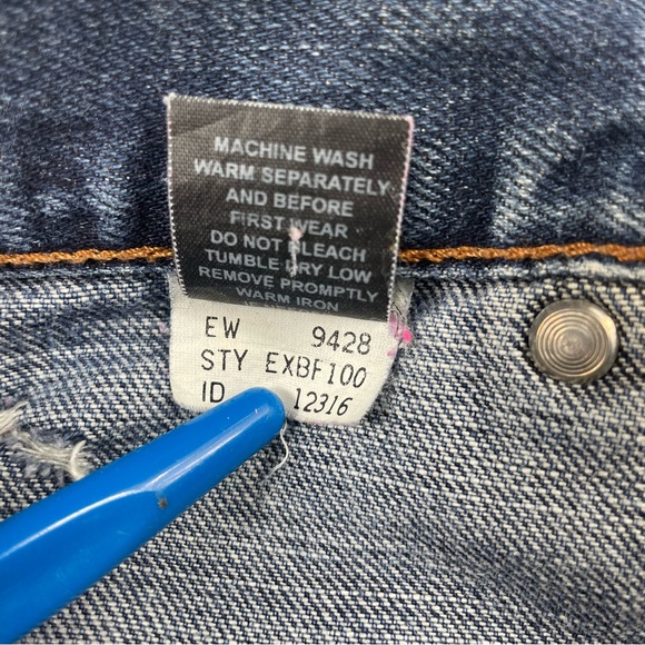 🔥Vtg EXPRESS Distressed Frayed Hem Jean Shorts High Waist Mid Wash Denim 3/4 - Picture 12 of 16